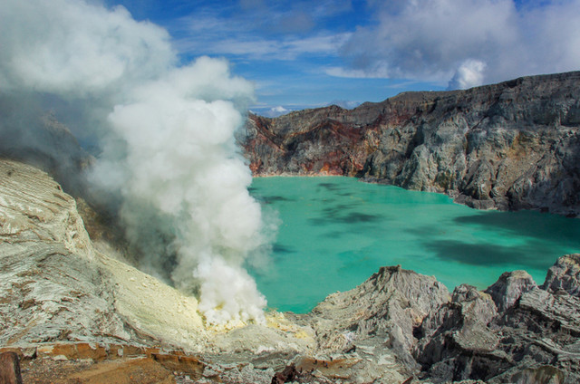 Ijen, Danau Indah dan Penghasil Belerang di Indonesia