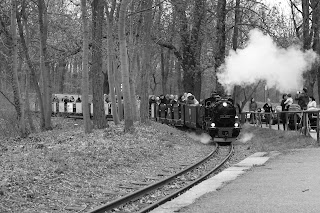 Parkeisenbahn am Auensee Leipzig schwarz weiß