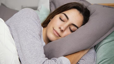 Seperti diet dan olahraga, tidur yang baik penting untuk kesehatan secara keseluruhan. Namun, banyak orang yang tidak bisa tidur nyenyak, apalagi karena pandemi, sehingga kurang tidur sudah menjadi hal biasa. Kualitas tidur tidak tergantung pada lamanya, tetapi bagaimana posisinya juga penting.  Senthil Kumar, Konsultan Ortopedi, Artroskopi dan Operasi Tulang Belakang di Delhi, India, mengatakan banyak orang tertidur tanpa memperhatikan posisi, mengabaikan dampak kesehatan yang mungkin timbul. "Tidur tengkurap, punggung, atau samping dapat mempengaruhi  mendengkur, gejala susah bernapas, sakit leher, dan punggung dan masalah medis lainnya," ucap Senthil.  Yogesh Kumar, konsultan senior ortopedi, menambahkan bahwa tidur dengan posisi yang salah dapat mengganggu tidur, meningkatkan ketegangan, dan menyebabkan sirkulasi yang buruk meningkat. “Kurang tidur berdampak pada sistem kekebalan, terjaga, dan metabolisme Anda.”   Jadi, apa posisi terbaik bagi Anda untuk tidur? Menurut para ahli, posisi tidur yang ideal adalah yang meratakan tulang belakang, dari pinggul hingga bagian kepala.  Sebuah penelitian yang diterbitkan di National Library of Medicine menemukan bahwa anak-anak tidur secara merata ke arah samping, punggung, dan sisi depan. Dari semuanya, posisi terbaik adalah tidur miring atau telentang, ucap Senthil.  Tidur menyamping  Berbagai penelitian menunjukkan bahwa posisi tidur yang dominan untuk orang dewasa adalah menyamping. Senthil mengatakan posisi yang paling nyaman dalam posisi ini karena tulang belakang dapat tetap terentang dan cukup netral dengan kasur. Hal ini membantu kita menghindari nyeri leher, punggung, dan bahu.  Telentang  "Tidur telentang adalah posisi tidur kedua yang paling umum," katanya, seraya menambahkan bahwa posisi ini menjaga tulang belakang pada posisi yang lebih alami. "Ini dapat membantu meredakan nyeri leher, bahu, dan punggung dari posisi lain. Mengangkat kepala di atas bantal juga dapat membantu mengurangi masalah yang terkait dengan penyumbatan asam."  Referensi : Telentang dan Miring, Inilah Posisi Tidur Terbaik Menurut Dokter