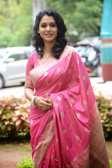 urmila gorgeous looking shoot in pink saree latest photos
