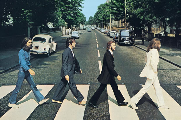 Foto dos Beatles atravessando a rua 