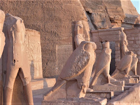 le statue di horus abu simbel