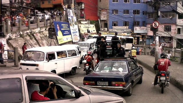 Criminalidade da favela da Rocinha fatura mais do que com a venda de drogas.
