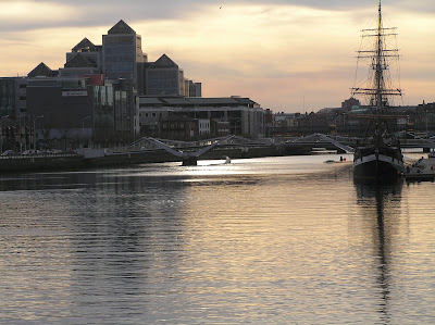 River Liffey and Docklands at sunset and ship / Author: E.V.Pita / http://evpita.blogspot.com