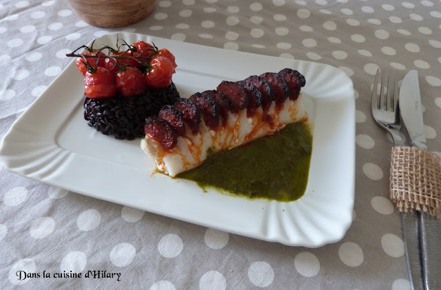 Cabillaud en écailles de chorizo et sa sauce verte au persil, riz noir et tomates cerises confites