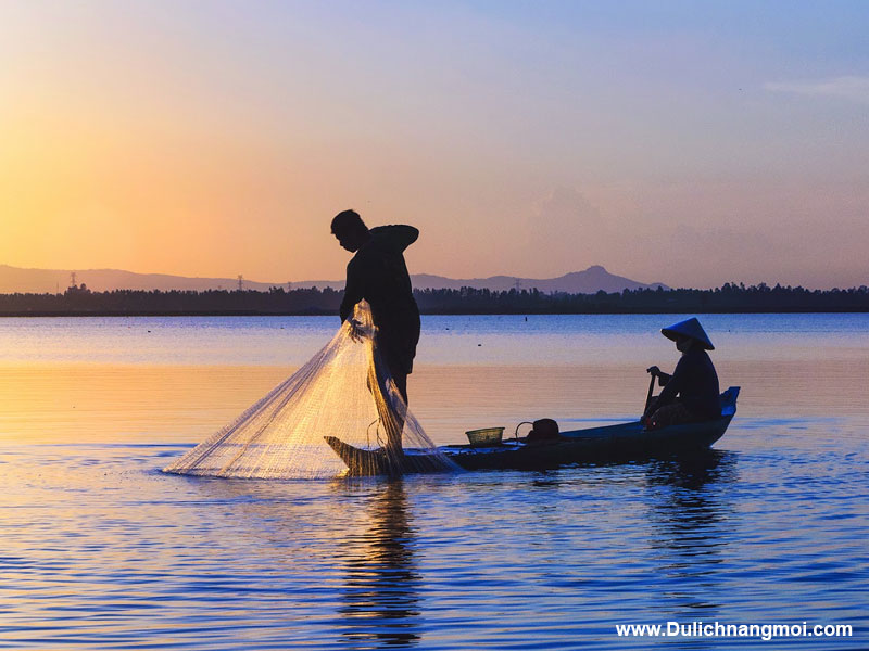 Bắt cá trên cánh đồng Vung Bảy Núi, An Giang