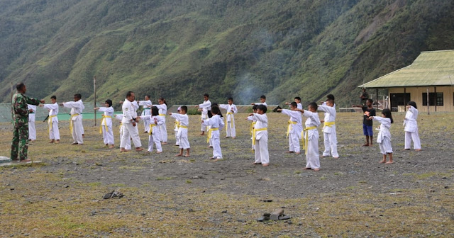 Satgas Kostrad Latih Karate Siswa SMP N 1 Puncak Jaya