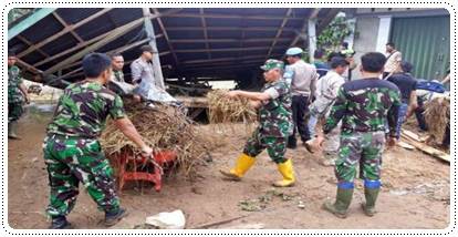 Kodim 0310/SSD, Bantu Masyarakat Pasca Banjir Di Sijunjung