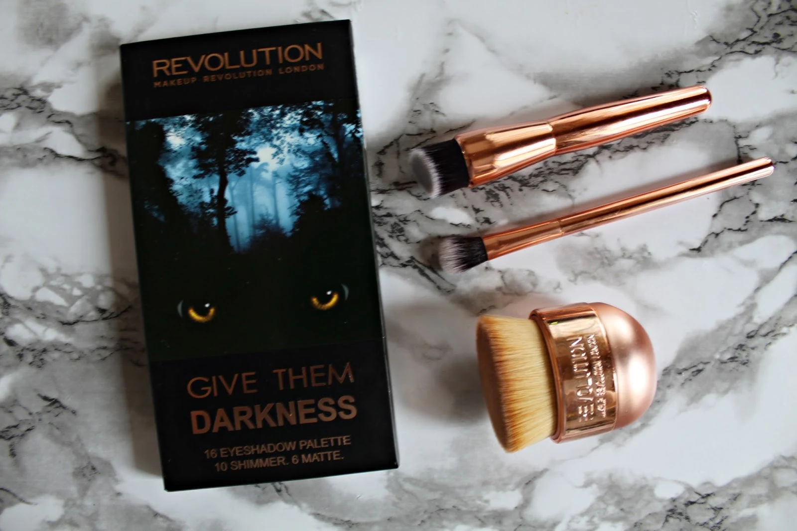 paleta cieni give them darkness makeup revolution