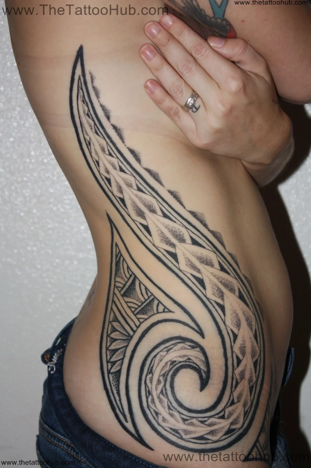 Imagen de Modelo con tatuaje maori o tatuaje polinesio;