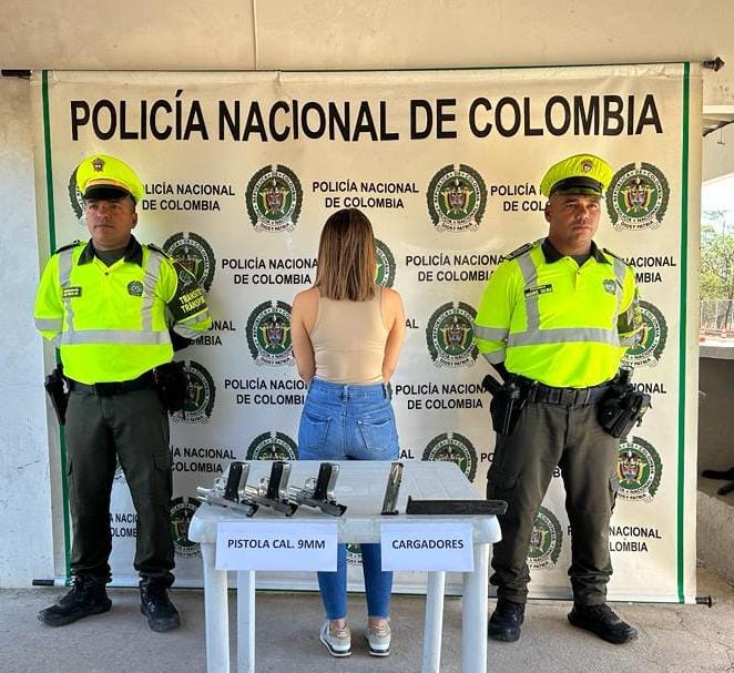 https://www.notasrosas.com/Dama que portaba tres pistolas, fue capturada al interior de un bus de transporte interdepartamental