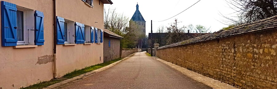 Talmay, la Ruelle au loup et la tour du château de Talmay