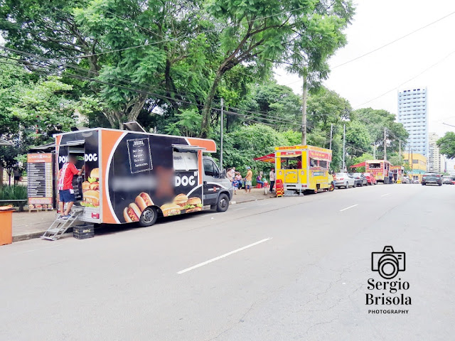 Vista ampla de alguns Food Trucks na Praça Silvio Romero, Tatuapé