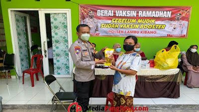 Gelar Vaksin, Polsek Hadiahkan Minyak Goreng Pada Masyarakat