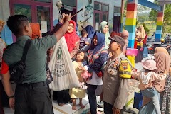 Babinsa Kalitapen Bantu Posyandu Gelar Operasi Timbang Badan