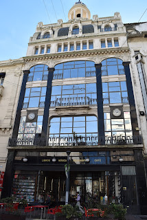  foto da entrada da Livraria Mas Puro Verso no centro da cidade  