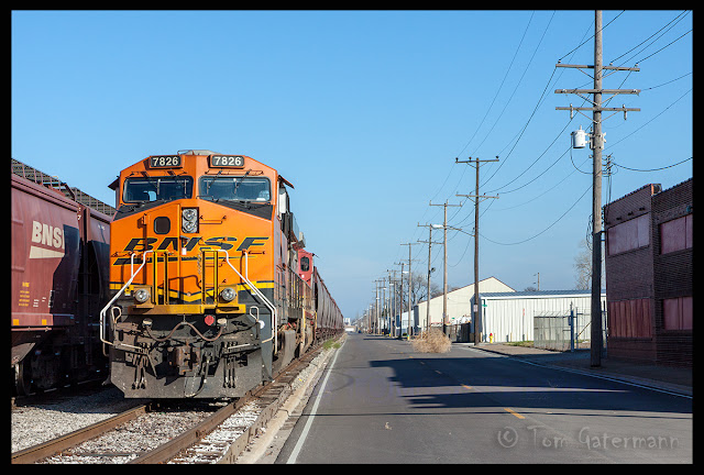 BNSF 7826 sits on TRRA tracks north of Madison Yard.