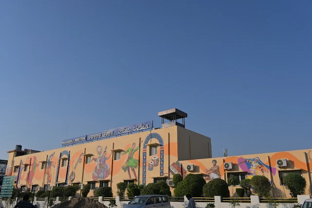 Railways Enhances Prayagraj’s Charm for Mahakumbh 2025 with "Paint My City" Campaign