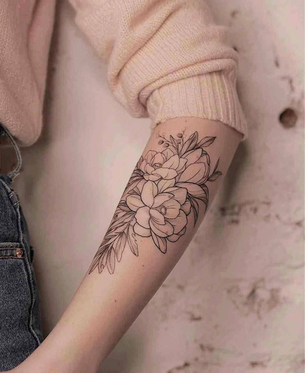 Vemos un tatuaje de línea fina elegante