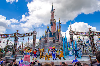 Les personnages Disney devant le château de Disneyland Paris