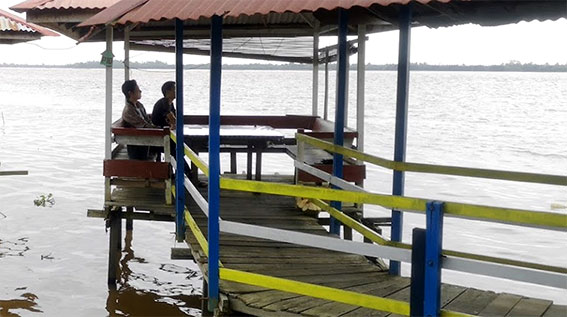 Foto Meja dan Kursi di Restoran Pantai Indah Kakap Foto