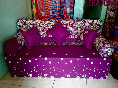 Sofa bed inoac motif ungu bunga poppy