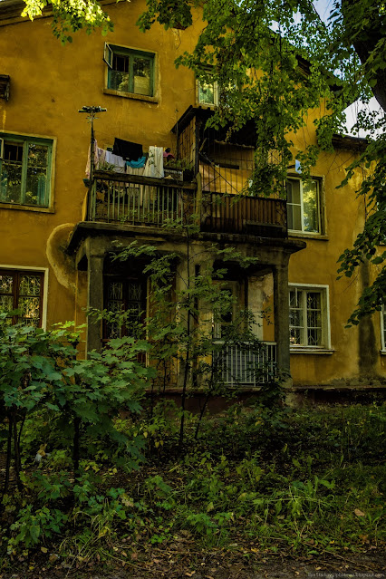 Балконы на старом желтом здании