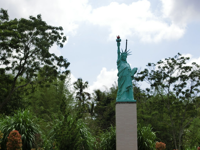 Replika Patung Liberty di Merapi Park The World Landmarks Kaliurang Jogja - habisliburan.com