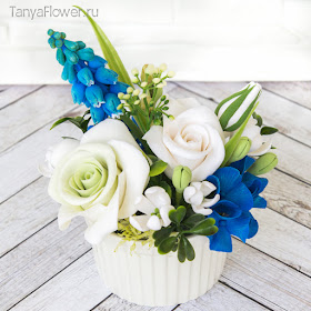 Бело-голубой мини букет с розами, гортензиями и мускари из полимерной глины