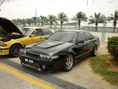 Nissan Cefiro A31 in black