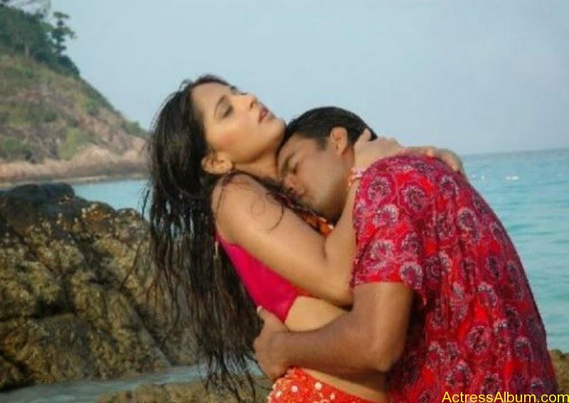 Anushka Shetty Wet Hot Cleavage Show Kissing Stills - Actress Hot Photos