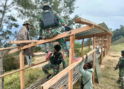 Satgas Yonif Mekanis 203/AK Ringkas Ginting Untuk Melaksanakan Pembinaan Teritorial Dengan Cara Membenahi Atap-atap Pasar Popome