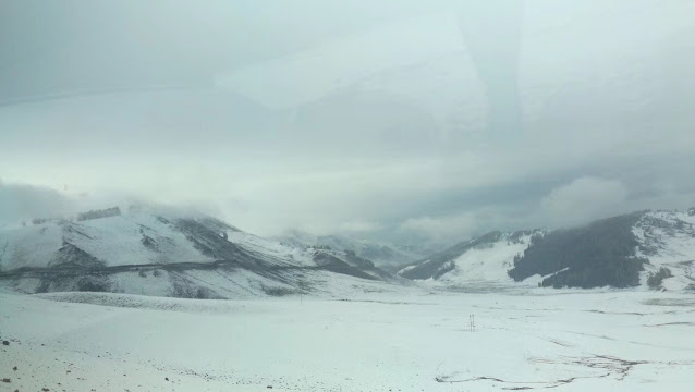 新疆秋天山中下雪后的景色