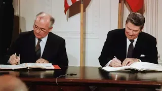 Gorbachov và Reagan ký hiệp ước hạt nhân INF, mở ra thời kỳ hoà bình giữa 2 cường quốc.