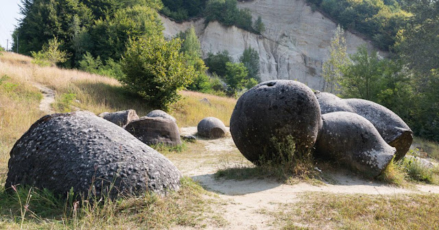 Οι μυστηριώδεις πέτρες στη Ρουμανία που αναπνέουν, μεγαλώνουν και αναπαράγονται