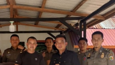 Kades Bunta Serahkan Bantuan Kursi Untuk Kantor Satpol PP Morut