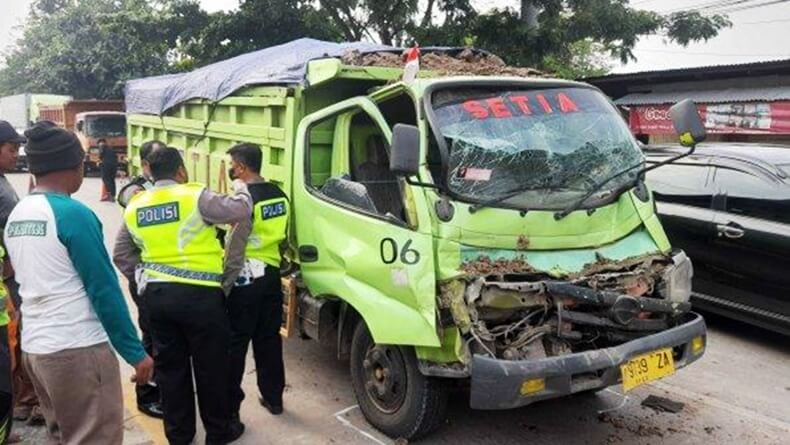 Kecelakaan Dump Truk Vs Dump Truk di Jalan Pantura Semarang-Kendal, Begini Kondisi Sopir Truk