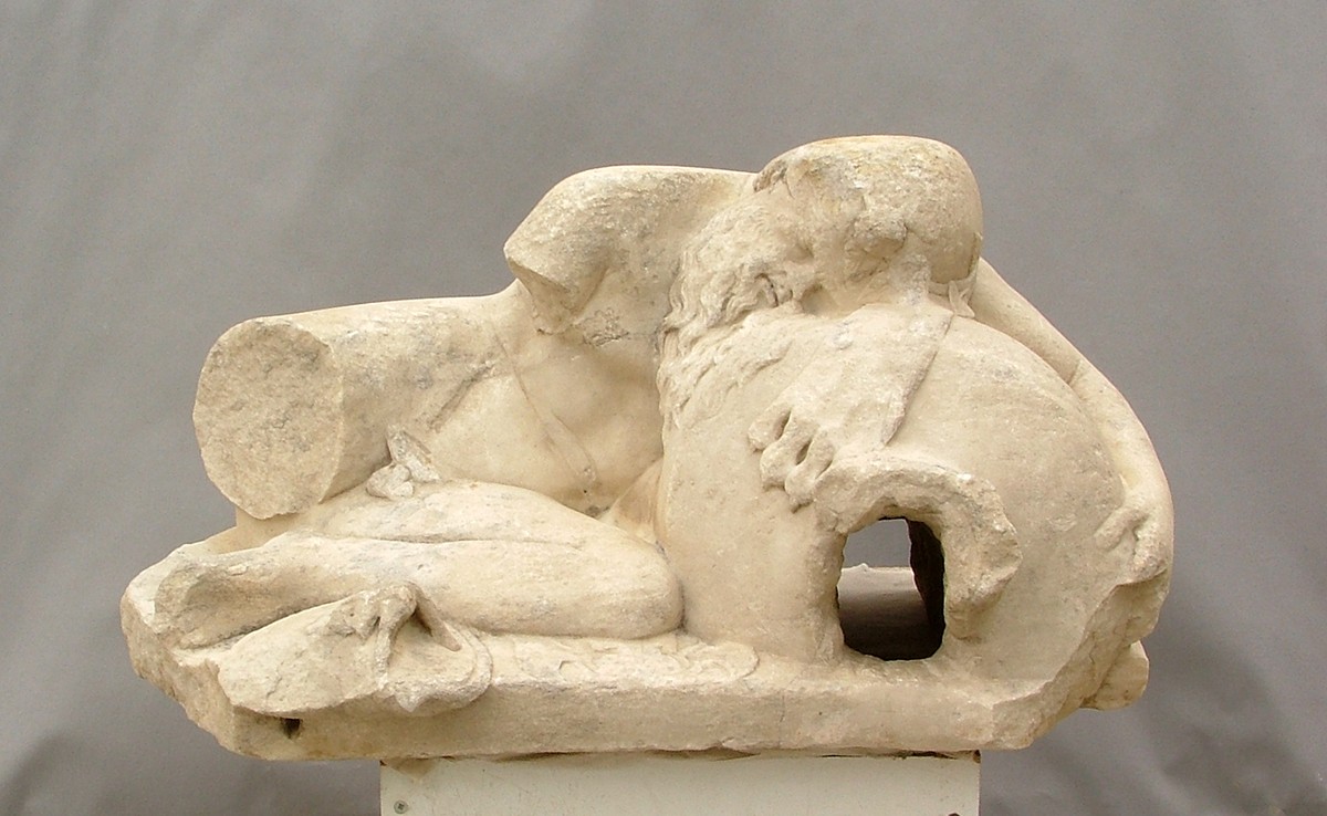 Κρηναίο άγαλμα με μορφή Σιληνού που κοιμάται (ΜΘ 6680). ©ΥΠΠΟΑ-ΑΜΘ