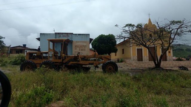 CATERPILLAR ESTÁ ABANDONADA HÁ UM ANO NO POVOADO DE QUEIMADAS NA ZONA RURAL DE BOM CONSELHO