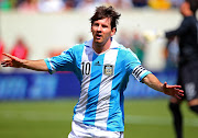 Messi resolveu a partida com três gols,o último uma pintura.