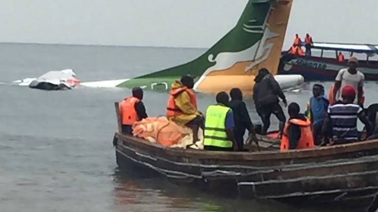 Plane collides with lake in Tanzania - Plane crashes into Tanzania lake Viral Video