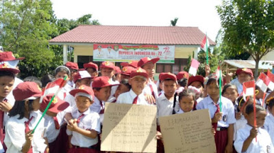 Foto Anak SD Dari Desa Tomuan Holbung, Sumatera Utara