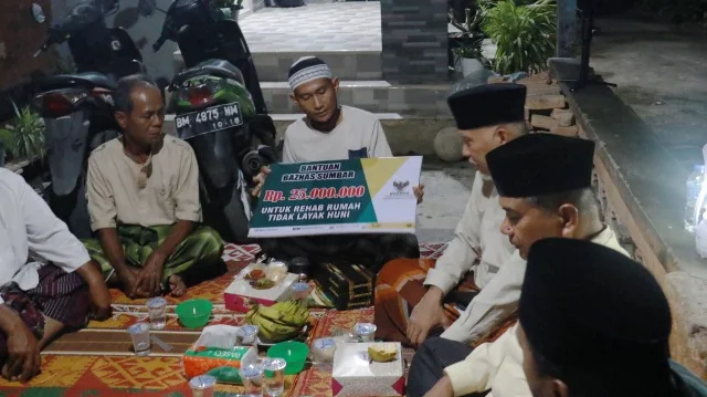 Singgah Sahur di Kalumbuk, Gubernur Mahyeldi Makan Sahur Dirumah Petugas Kebersihan