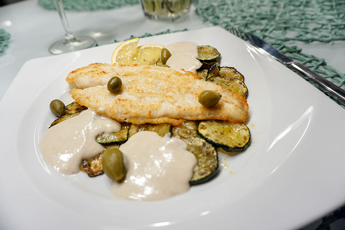 Pangasiusfilets mit gebratenen Zucchini und Sardellensauce