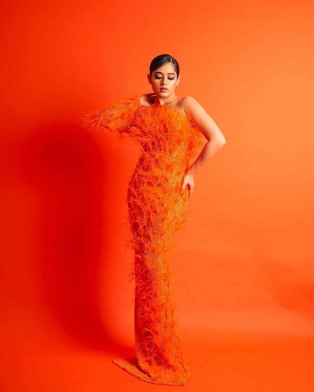 Jannat Zubair Rahmani Instagram download. Jannat Zubair Rahmani hot photos and videos. Jannat Zubair Rahmani sexy bikini. Jannat Zubair Rahmani is a Pakistani model and actress photoshoot for photographer Anish Ajmera. here she is in an orange long bodycon feather dress.