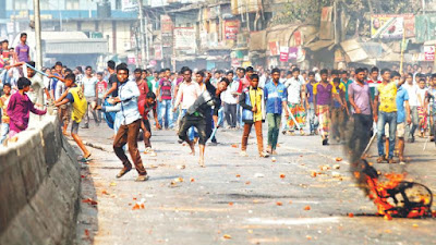 সকাল থেকে সীমাহীন দুর্ভোগ মানুষের