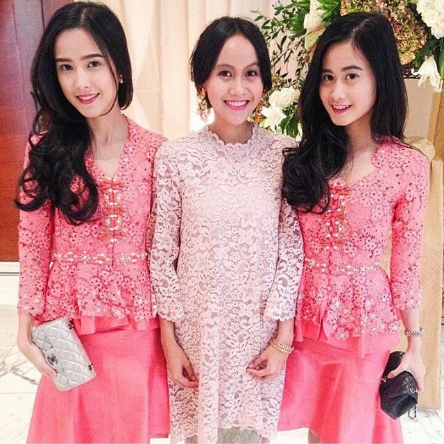 21 model kebaya modern untuk wisuda warna peach bagus 