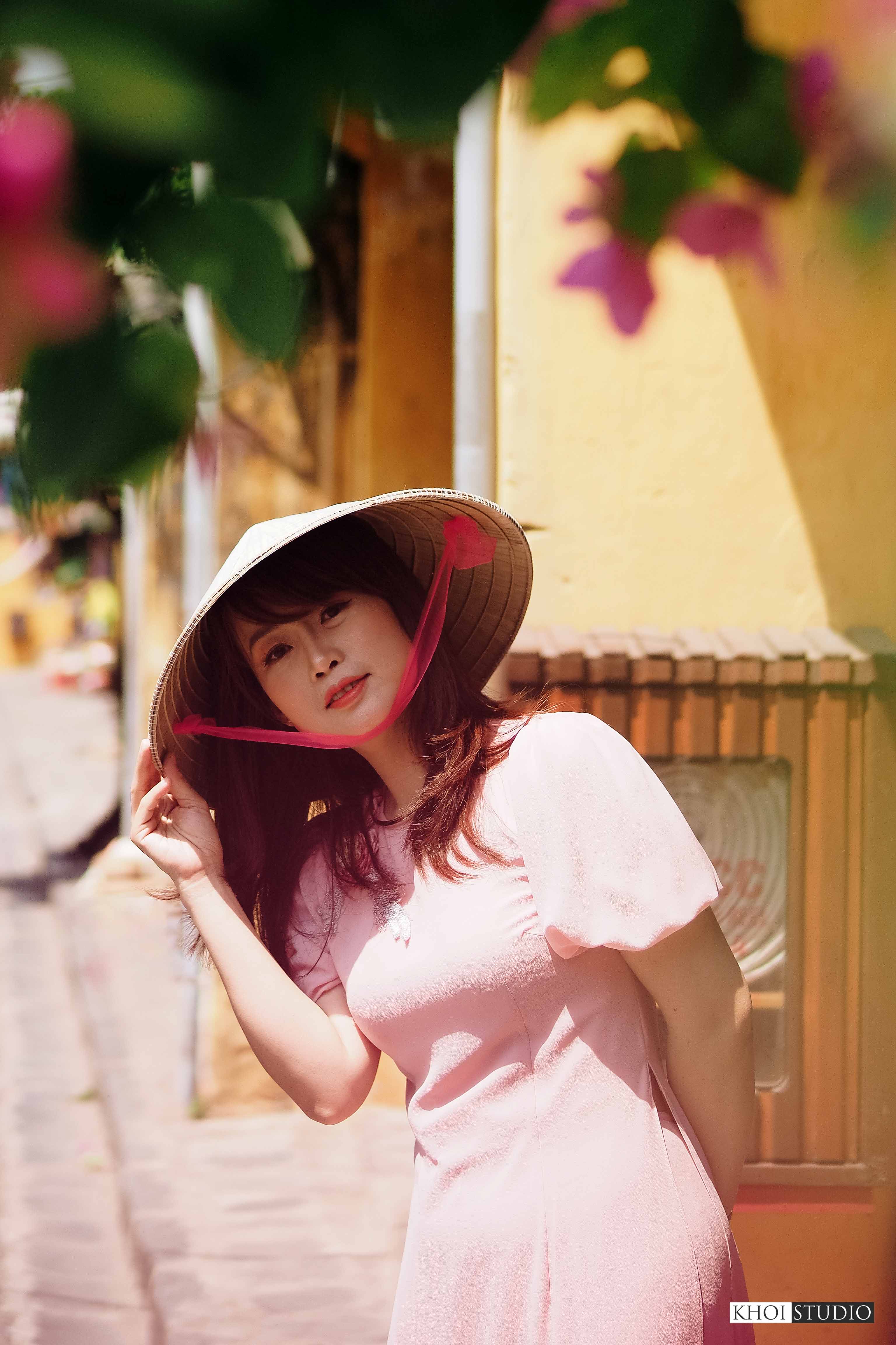 Looking for a photographer to take photos of ao dai in Hoi An: Experience to take pictures at noon in summer in Hoi An ancient town