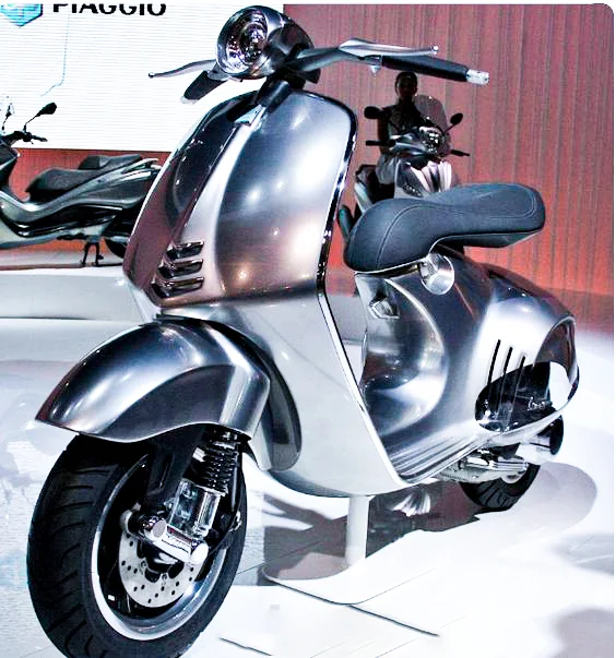 Vespa-946-Emporio-Armani-mau-Xam-anh-Kim