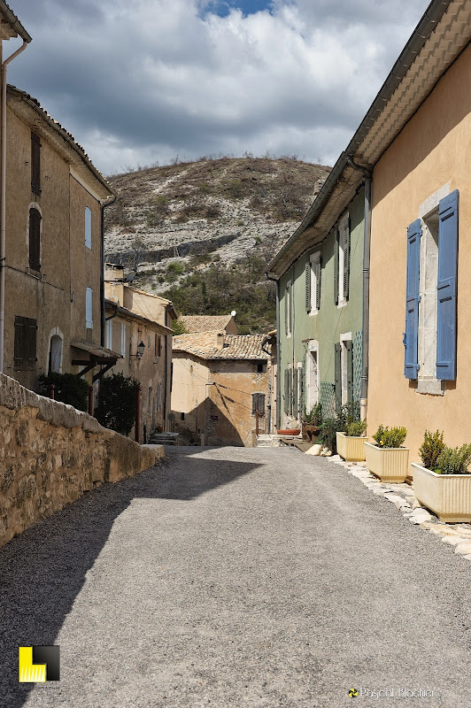 ruelle de la ville haute de banon photo pascal blachier